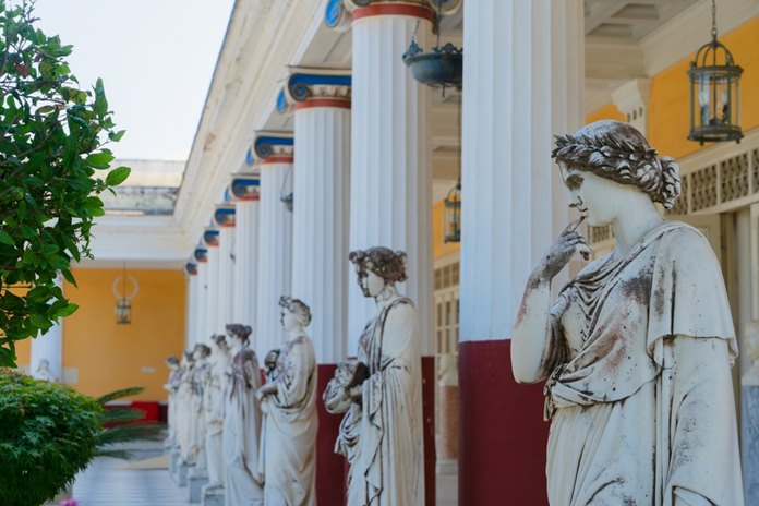 Achilleion rūmų lauko detalės – garsus turistų lankomas objektas Korfu saloje.