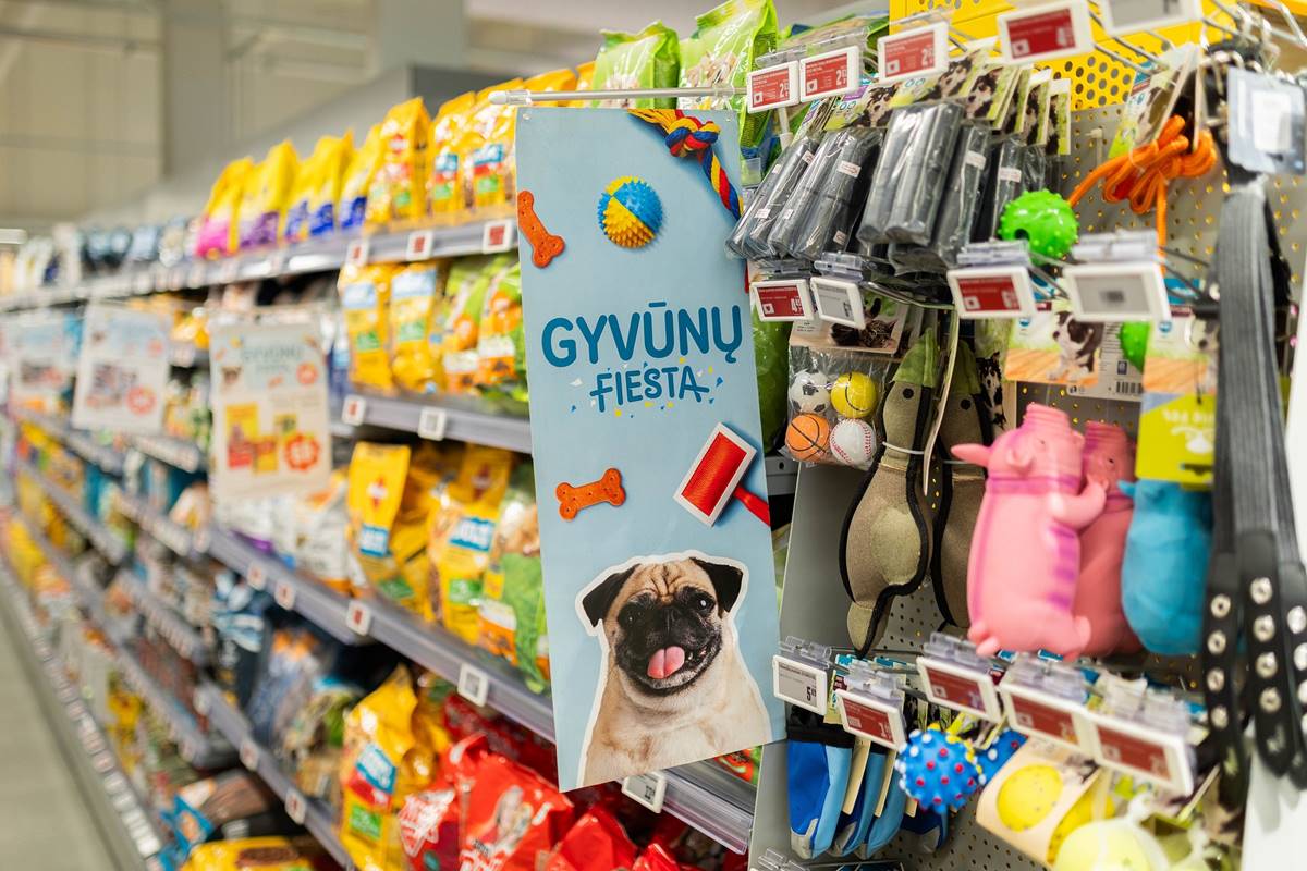 „Iki“ parduotuvės lentynos su nuolaidomis pažymėtomis gyvūnų prekėmis, skanėstais, aksesuarais ir žaislais.